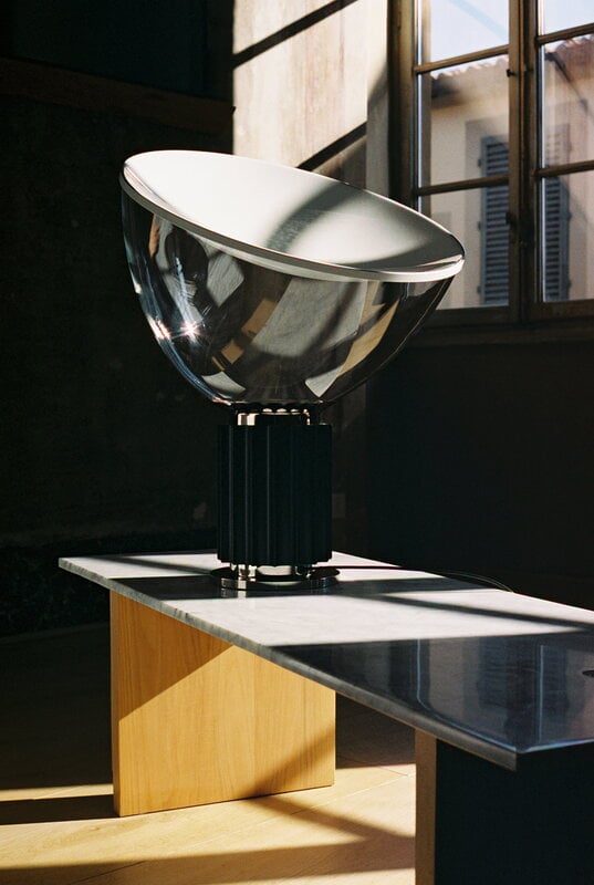 Flos Lampada da tavolo Taccia, nera, immagine decorativa