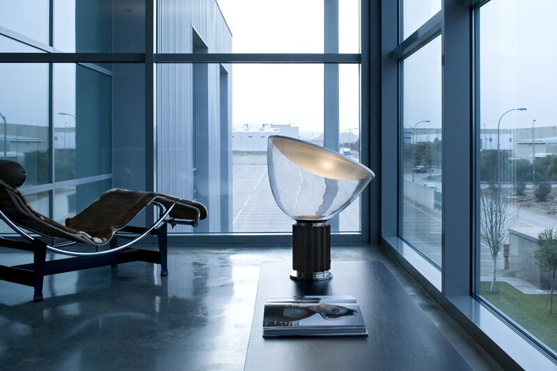 Flos Lampada da tavolo Taccia, nera, immagine decorativa