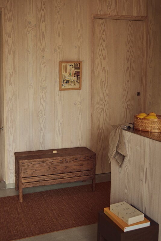 Form & Refine A Line säilytyspenkki, 90 cm, savustettu tammi, sisustuskuva