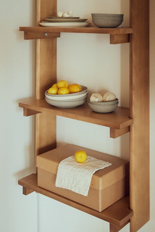 Form & Refine Beam mensola da parete 5, pino marrone scuro, immagine decorativa