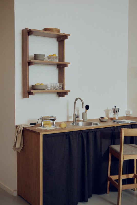 Form & Refine Beam mensola da parete 3, pino marrone scuro, immagine decorativa