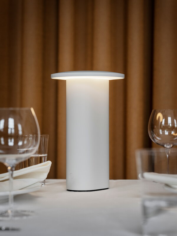 Fritz Hansen Solae portable lamp, white, decoration image