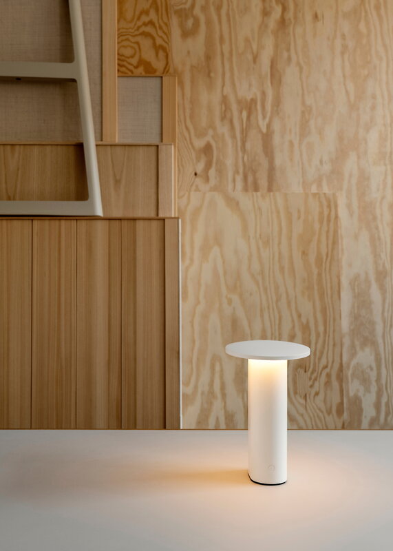 Fritz Hansen Solae portable lamp, white, decoration image