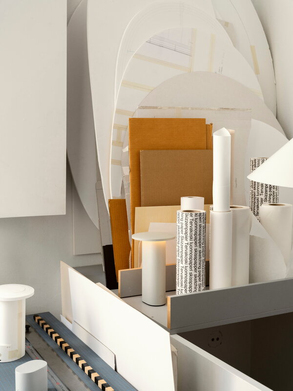 Fritz Hansen Solae portable lamp, white, decoration image