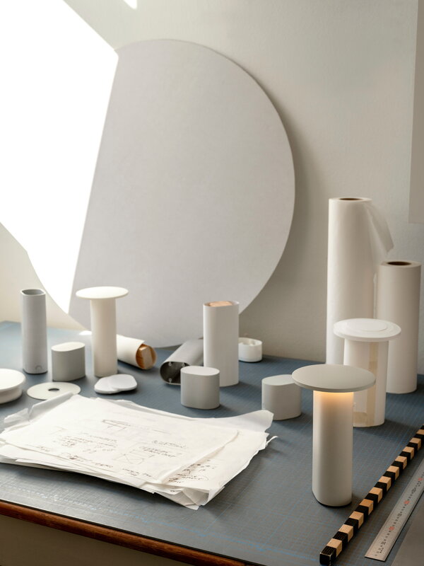 Fritz Hansen Solae portable lamp, white, decoration image