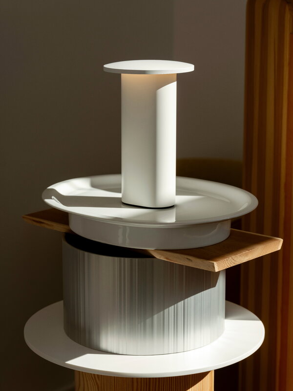 Fritz Hansen Solae portable lamp, white, decoration image
