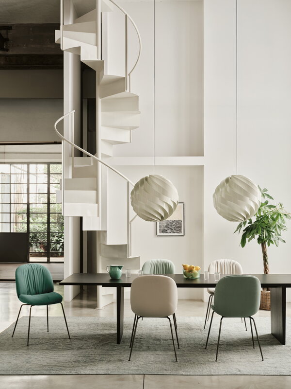 GUBI Beetle Soft dining chair, conic black chrome - Reales 001 white, decoration image