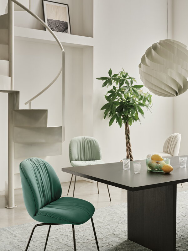 GUBI Beetle Soft dining chair, conic black chrome - Reales 001 white, decoration image