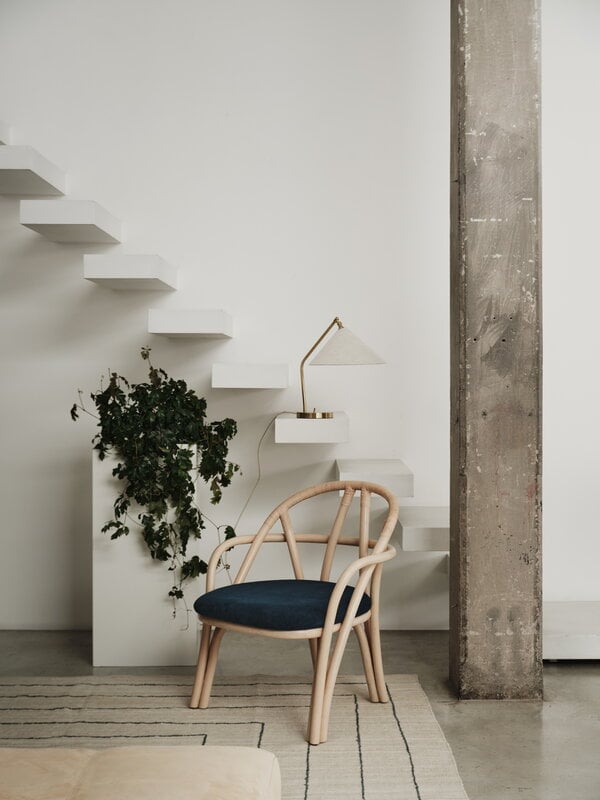 GUBI Gräshoppa table lamp, brass - canvas, decoration image