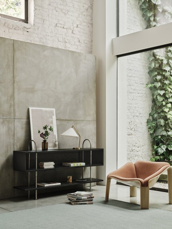 GUBI Gräshoppa table lamp, brass - canvas, decoration image