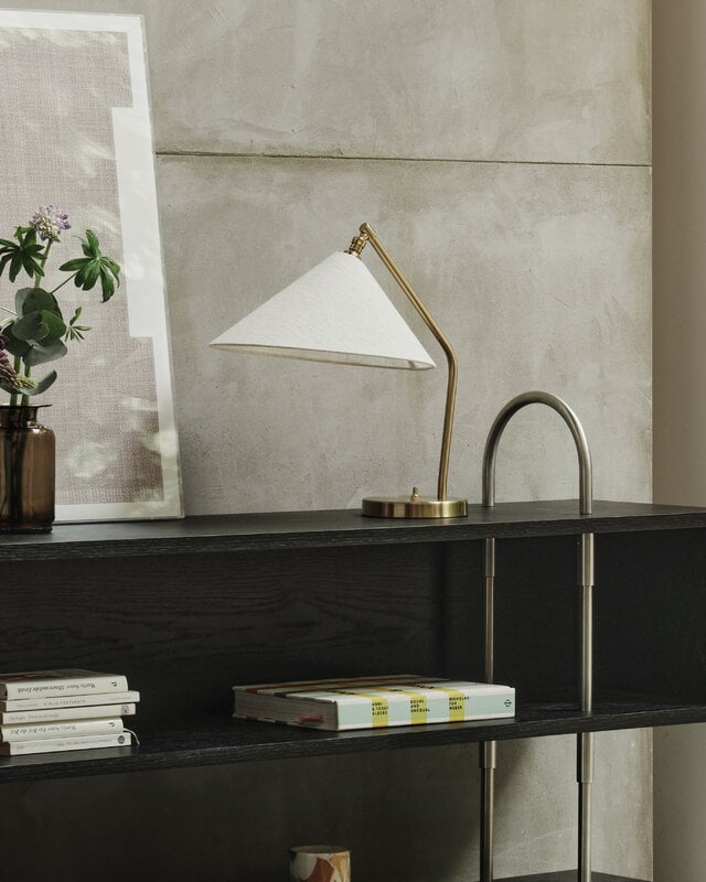 GUBI Gräshoppa table lamp, brass - canvas, decoration image