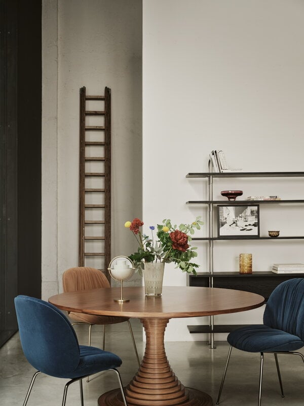 GUBI Beetle Soft dining chair, conic black chrome - walnut - Belsuede 132 brown, decoration image
