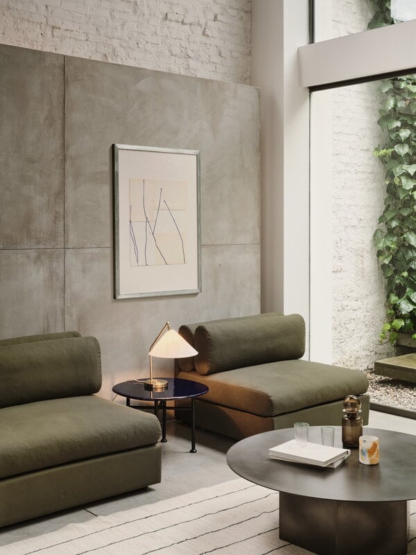 GUBI Gräshoppa table lamp, brass - canvas, decoration image
