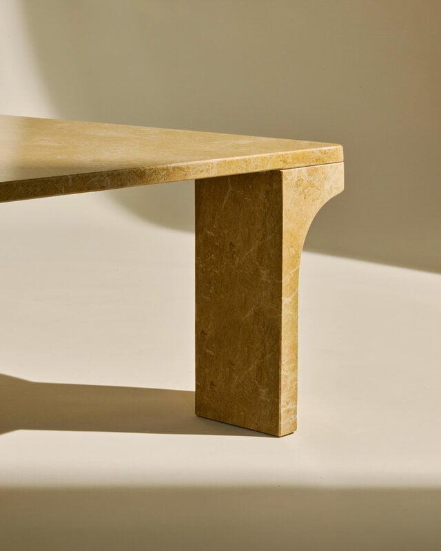 GUBI Doric sohvapöytä, 80 x 80 cm, honey amber marmori, näkymä 8