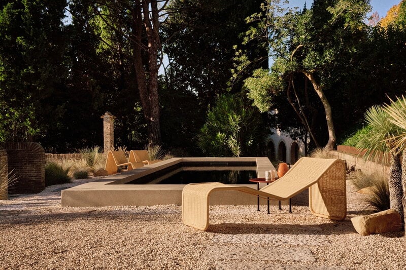 GUBI P3S Outdoor chaise longue, natural, decoration image