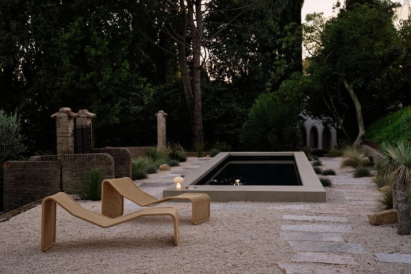 GUBI P3S Outdoor chaise longue, natural, decoration image