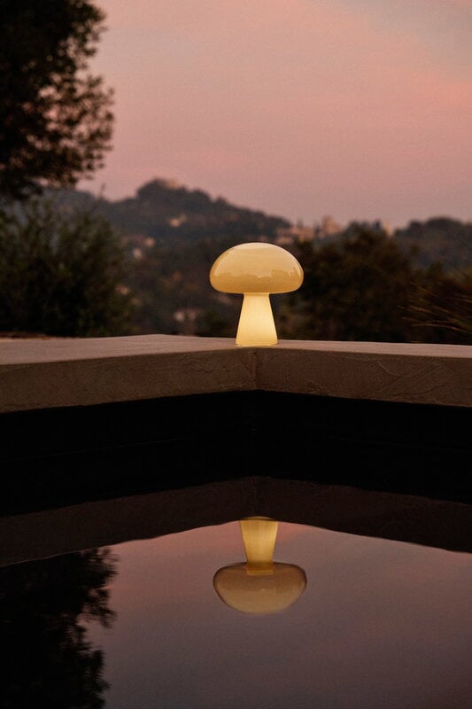 GUBI Obello lámpara de mesa portátil, amarillo suave, imagen de decoración