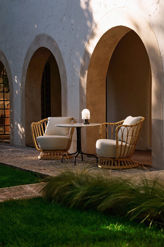 GUBI Grace Outdoor Loungesessel, natur - Plutarco 221, dekorationsbild