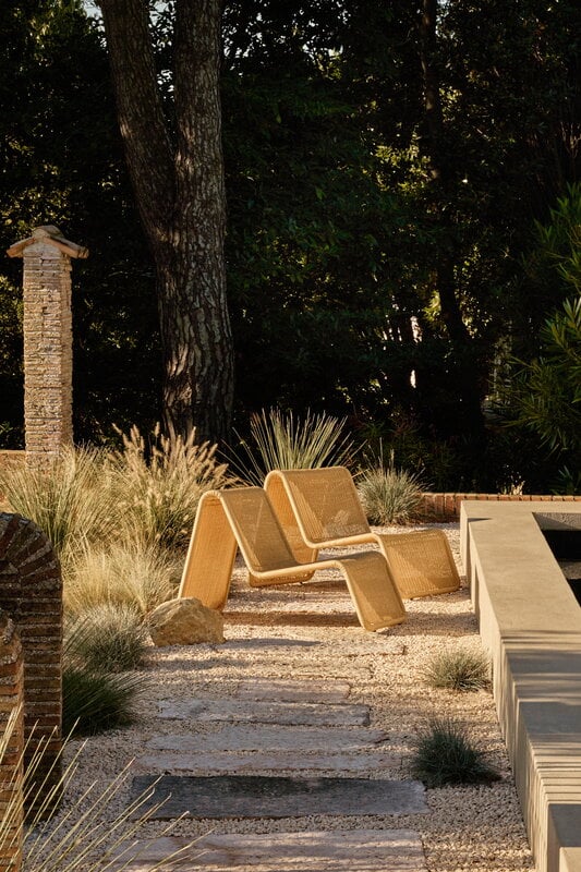 GUBI P3 Outdoor lounge chair, natural, decoration image