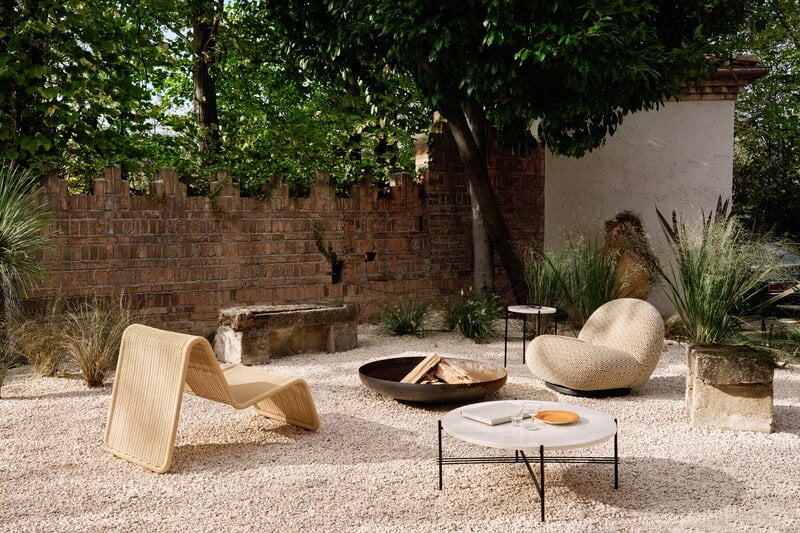 GUBI P3 Outdoor lounge chair, natural, decoration image