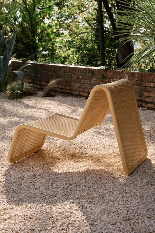 GUBI P3 Outdoor lounge chair, natural, decoration image