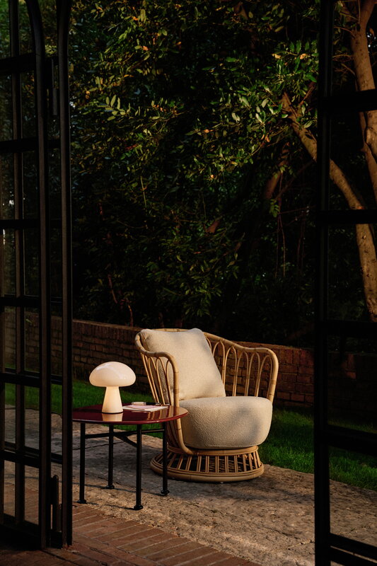 GUBI Grace Outdoor Loungesessel, natur - Plutarco 221, dekorationsbild