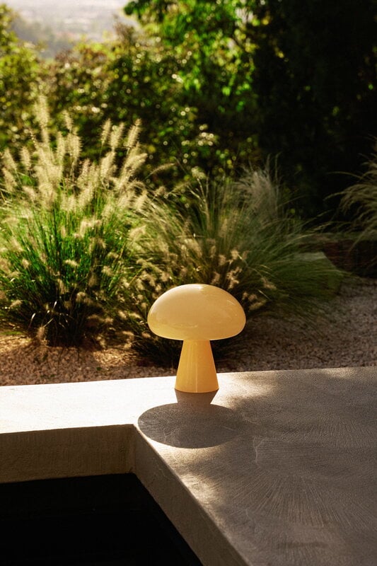 GUBI Obello lámpara de mesa portátil, amarillo suave, imagen de decoración