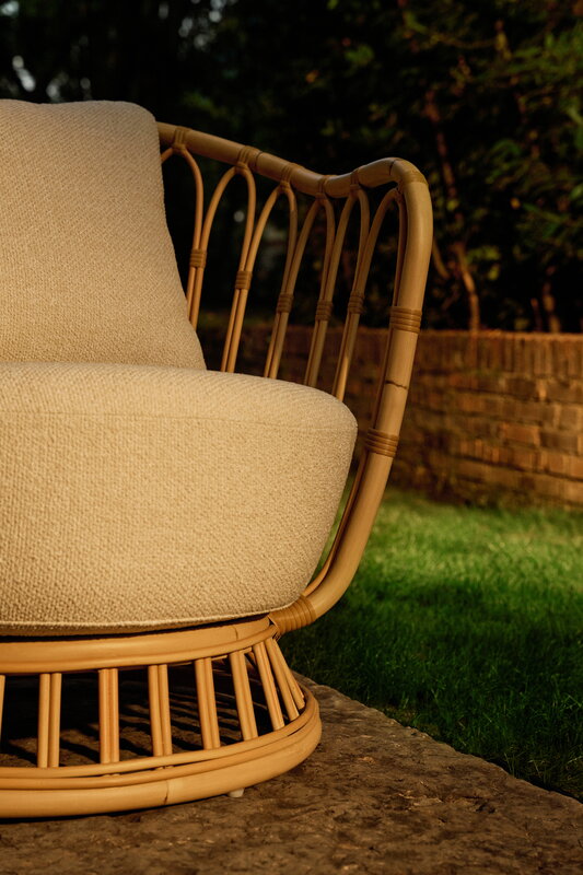 GUBI Grace Outdoor Loungesessel, natur - Plutarco 221, dekorationsbild