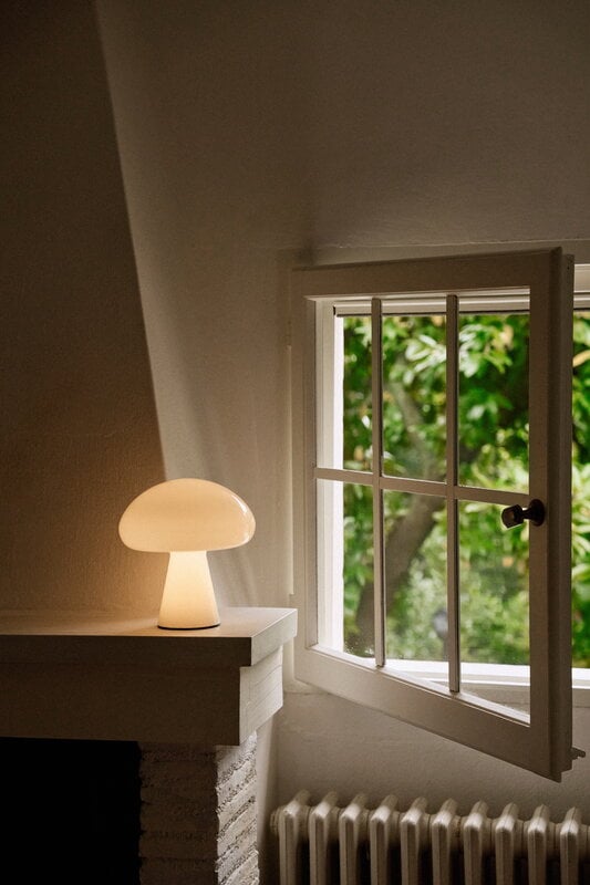 GUBI Obello portable table lamp, pearl white, decoration image