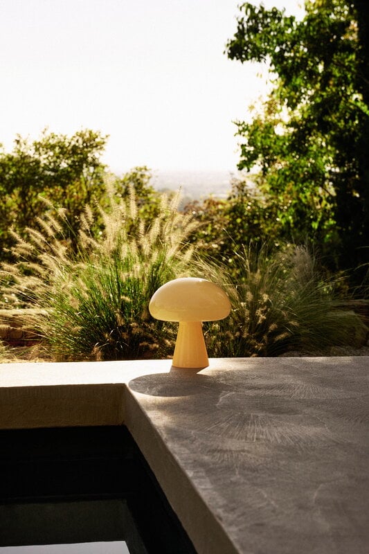 GUBI Obello lámpara de mesa portátil, amarillo suave, imagen de decoración