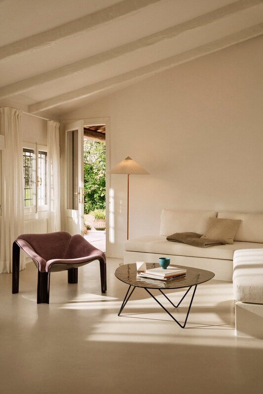 GUBI F300 lounge chair, mole - Alpaca Alto 015, decoration image