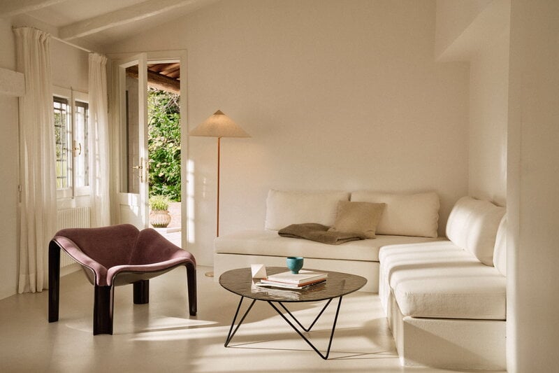 GUBI F300 lounge chair, mole - Alpaca Alto 015, decoration image
