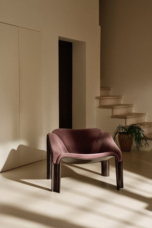 GUBI F300 lounge chair, mole - Alpaca Alto 015, decoration image