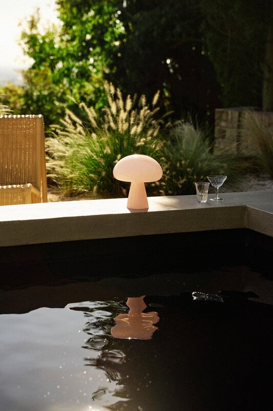GUBI Obello portable table lamp, powder pink, decoration image