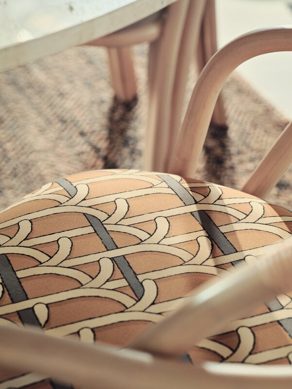 GUBI Sillón de comedor Bistra, ratán lacado natural - Reales Pattern 002, imagen de decoración