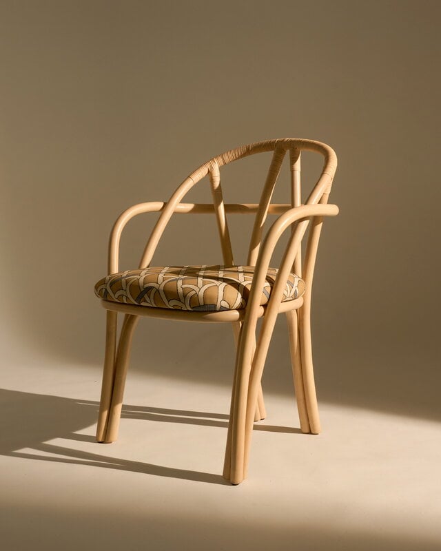 GUBI Sillón de comedor Bistra, ratán lacado natural - Reales Pattern 002, imagen de decoración