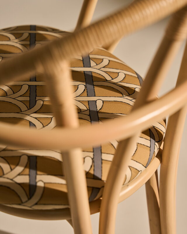 GUBI Sillón de comedor Bistra, ratán lacado natural - Reales Pattern 002, imagen de decoración