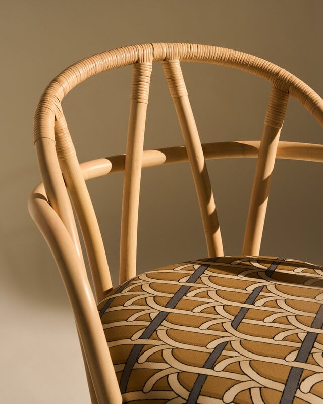 GUBI Sillón de comedor Bistra, ratán lacado natural - Reales Pattern 002, imagen de decoración