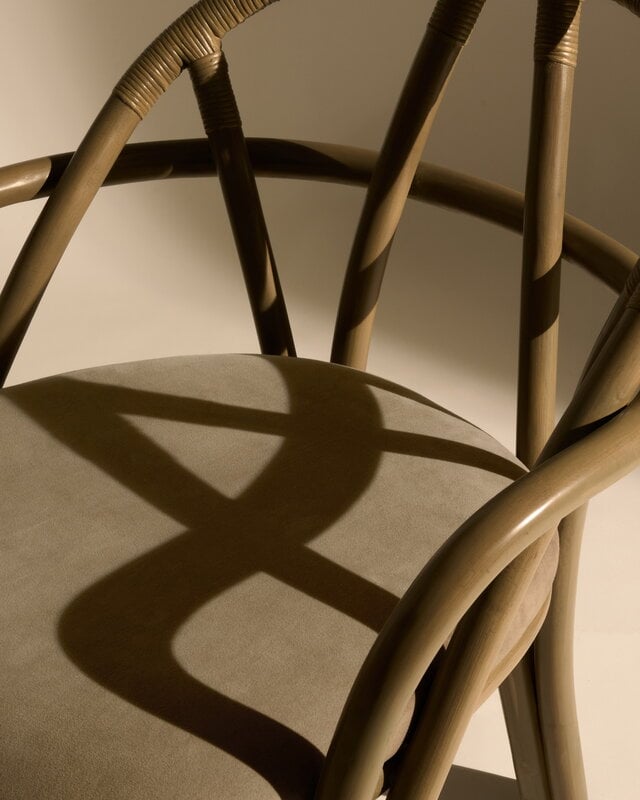 GUBI Fauteuil Bistra, rotin teinté olive - Fustagno 003, image décorative