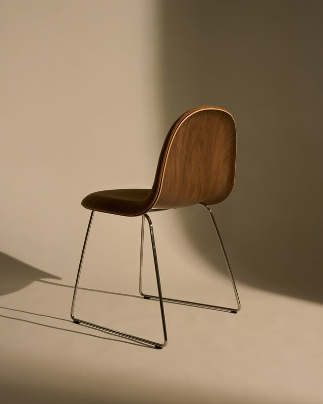 GUBI 3D dining chair, sledge base, stainless steel - walnut -Dedar Belsuede 132, decoration image