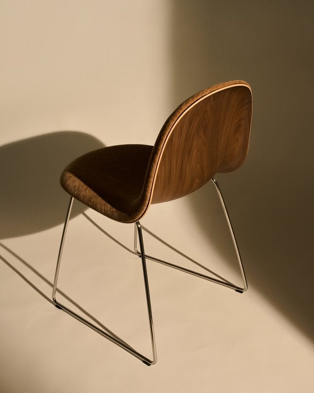 GUBI 3D dining chair, sledge base, stainless steel - walnut -Dedar Belsuede 132, decoration image