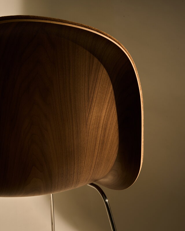 GUBI 3D dining chair, sledge base, stainless steel - walnut -Dedar Belsuede 132, decoration image