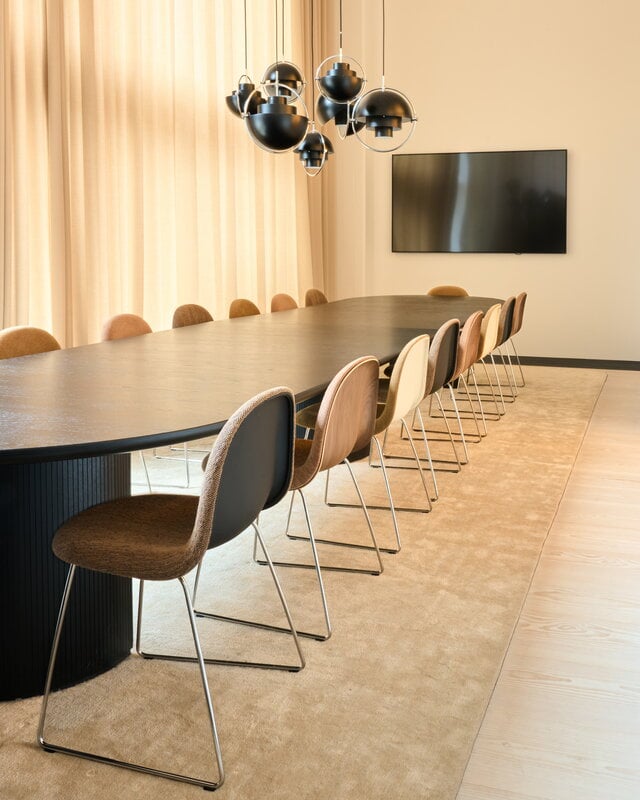 GUBI 3D dining chair, sledge base, stainless steel - Bouclé 005, decoration image