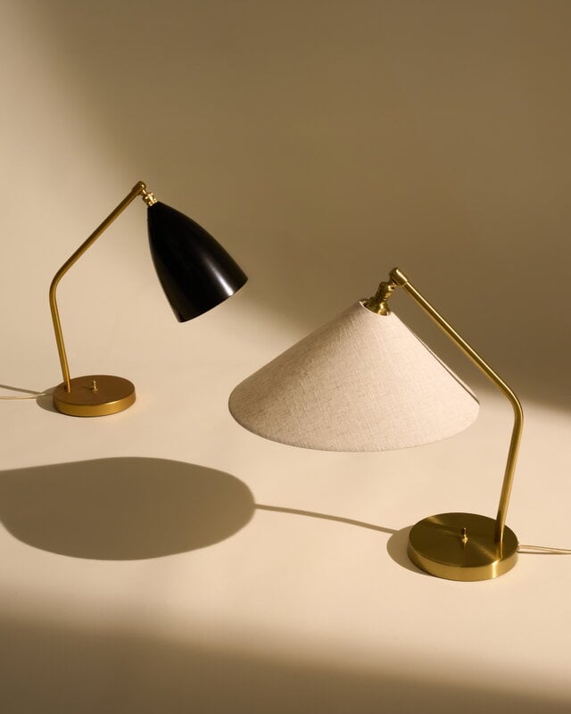 GUBI Gräshoppa table lamp, brass - canvas, decoration image