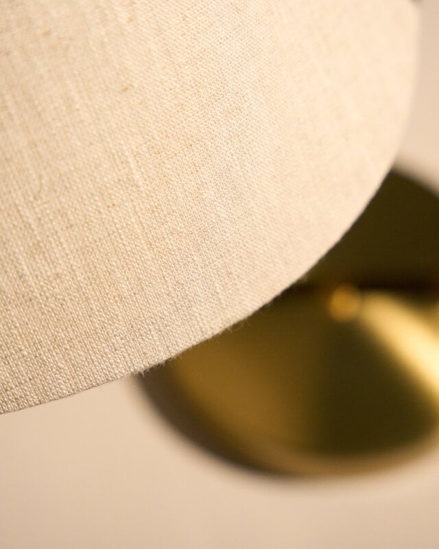 GUBI Gräshoppa table lamp, brass - canvas, decoration image