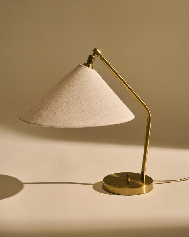 GUBI Gräshoppa table lamp, brass - canvas, decoration image