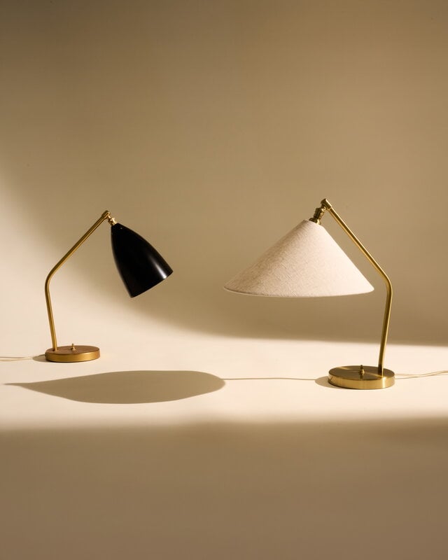 GUBI Gräshoppa table lamp, brass - canvas, decoration image