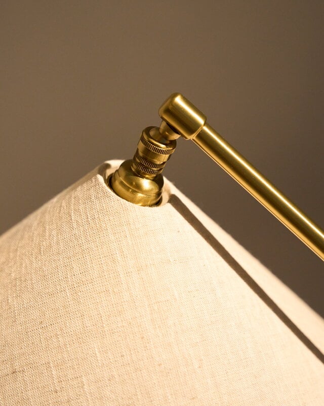 GUBI Gräshoppa table lamp, brass - canvas, decoration image