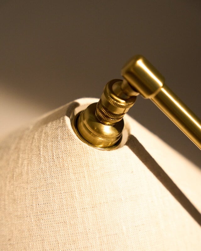 GUBI Gräshoppa table lamp, brass - canvas, decoration image