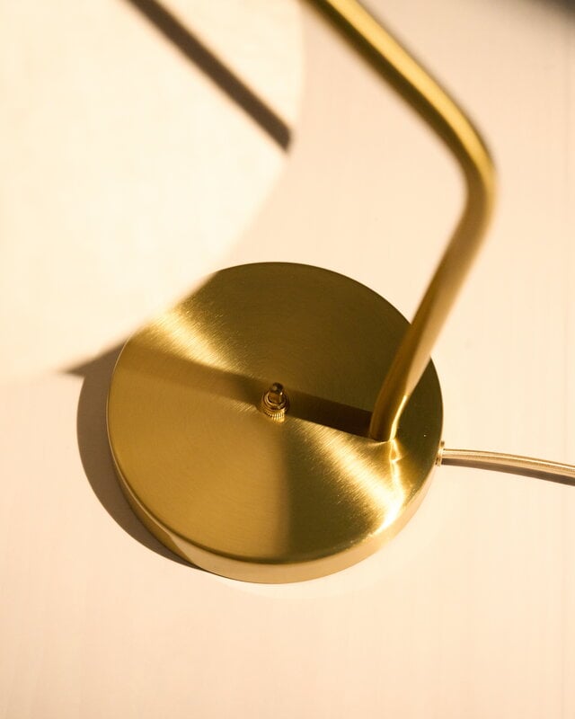 GUBI Gräshoppa table lamp, brass - canvas, decoration image